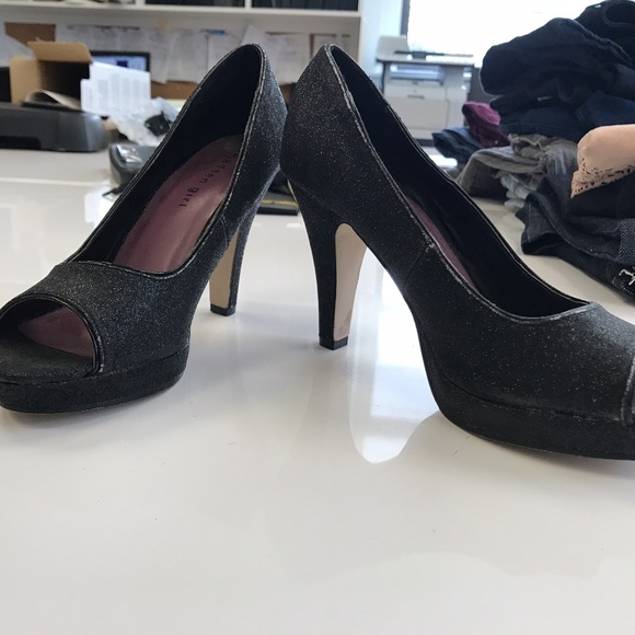 MADDEN GIRL BLACK PEEP TOE HEELS SZ 7 - Picture 1 of 4